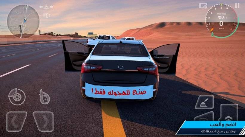 Foto da parte de trás de um carro que parou no meio de um vasto deserto em uma longa estrada de asfalto